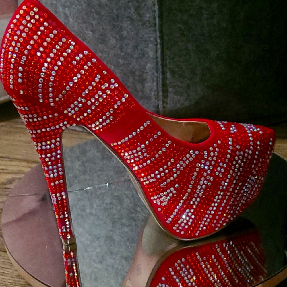 Party platform pumps